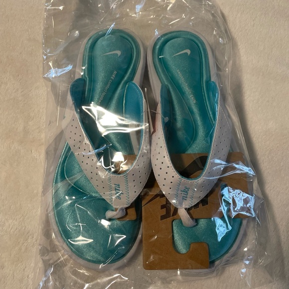 Nike Shoes - Nike flip flops